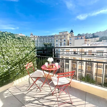 Charming With Terrace 아파트 *